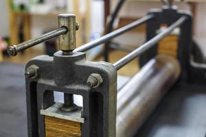 detalles de la antigua máquina antigua para hacer grabados foto