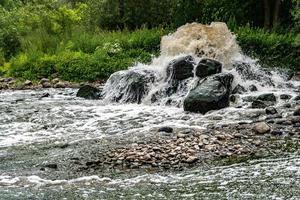 zona de mezcla de descarga de aguas residuales de aguas residuales urbanas. contaminación del río. basureros de la ciudad foto