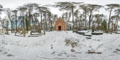 ángulo de 360 grados de panorama hdri de invierno completo en proyección de cubo esférico equirectangural. 360 panorama de cruces y pequeña iglesia en el antiguo cementerio, vr ar content foto