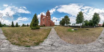 panorama hdri esférico completo sin costuras ángulo de 360 grados en un pequeño pueblo con iglesia decorativa de arquitectura de estilo medieval en proyección esférica equirectangular con cenit y nadir. contenido de realidad virtual foto