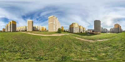 panorama hdri esférico completo sin costuras 360 grados ángulo de visión de la luz en las ventanas del área de construcción de varios pisos del barrio residencial de desarrollo urbano en proyección equirectangular, contenido ar vr foto