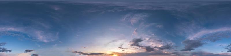 cielo azul nublado transparente hdri panorama 360 grados ángulo de visión con cenit y hermosas nubes para usar en gráficos 3d como cúpula del cielo o editar toma de drones foto