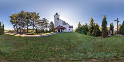 vista de ángulo de 360 grados de panorama hdri esférico completo sin fisuras cerca de la iglesia católica neogótica en un pequeño pueblo en proyección equirectangular con cenit y nadir, contenido ar vr foto