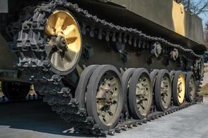 pistas y ruedas de tanques, vehículos blindados en la calle de color caqui verde foto