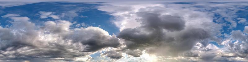 cielo oscuro con hermosas nubes negras antes de la tormenta. vista de ángulo de 360 grados de hdri sin costuras con cenit sin suelo para uso en gráficos 3d o desarrollo de juegos como cúpula del cielo o edición de toma de drones foto