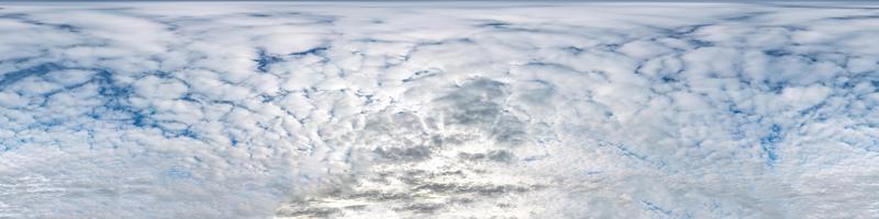 cielo azul nublado transparente hdri panorama 360 grados ángulo de visión con cenit y hermosas nubes para usar en gráficos 3d como cúpula del cielo o editar toma de drones foto