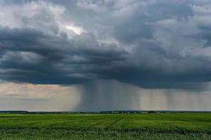 paisaje con cielo oscuro con nubes de lluvia antes de la tormenta. frente de tormenta foto