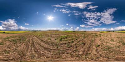 vista de ángulo de 360 grados de panorama hdri esférico completo sin costuras entre campos en el día de verano con impresionantes nubes azules en proyección equirectangular, listo para realidad virtual vr ar foto