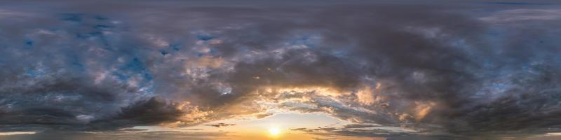 cielo oscuro antes del atardecer con hermosas nubes impresionantes. vista de ángulo de 360 grados de hdri sin costuras con cenit para usar en gráficos 3d o desarrollo de juegos como cúpula del cielo o editar toma de drones foto