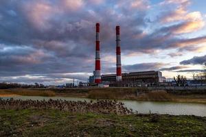 tuberías de una planta de empresa química. concepto de contaminación del aire. paisaje industrial contaminación ambiental residuos de central térmica foto