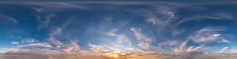 panorama hdri transparente 360 grados de ángulo de visión azul cielo vespertino rosa con hermosas nubes antes de la puesta del sol con cenit para usar en gráficos 3d o desarrollo de juegos como cúpula del cielo o editar toma de drones foto