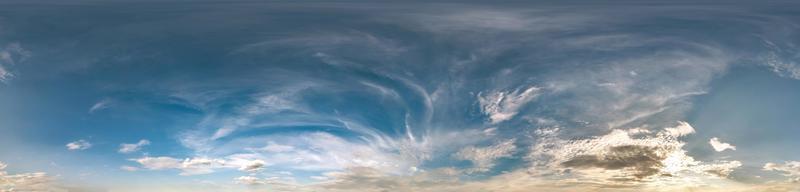 cielo azul nublado transparente hdri panorama ángulo de visión de 360 grados con cenit y hermosas nubes para usar en gráficos 3d como cúpula del cielo foto