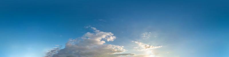 hermosas nubes en el cielo azul con sol vespertino. vista de ángulo de 360 grados de hdri sin costuras con cenit para usar en gráficos 3d o desarrollo de juegos como cúpula del cielo o editar toma de drones foto