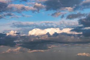 fondo de cielo azul con grandes y diminutas nubes rayadas de cirro de estrato antes de la tormenta. foto