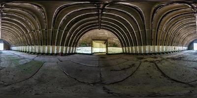 panorama hdri esférico transparente vista en ángulo de 360 grados dentro del antiguo hangar de aviones vacío en proyección equirectangular con cenit y nadir, listo para contenido de realidad virtual ar vr foto