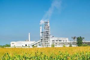 paisaje industrial contaminación ambiental residuos de fábrica de cemento. grandes tuberías de la planta de la empresa industrial. tubos de fábrica revestidos de cal y tiza foto