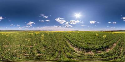 vista de ángulo de 360 grados de panorama hdri esférico completo sin costuras entre campos en el día de primavera con nubes impresionantes en proyección equirectangular, listo para contenido de realidad virtual vr ar foto