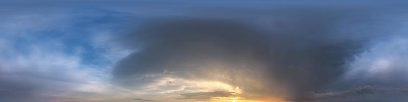 cielo azul oscuro antes del atardecer con hermosas nubes impresionantes antes de la tormenta. vista de ángulo de 360 grados de hdri sin costuras con cenit para uso en gráficos o desarrollo de juegos como cúpula del cielo o edición de toma de drones foto