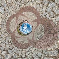 volvió la transformación invertida del pequeño planeta del panorama esférico de 360 grados. vista aérea abstracta esférica en el campo en una agradable velada con impresionantes nubes hermosas. curvatura del espacio. foto