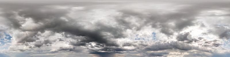 cielo gris con nubes de tormenta de lluvia. vista de ángulo de 360 grados de hdri sin costuras con cenit para usar en gráficos 3d o desarrollo de juegos como cúpula del cielo o editar toma de drones foto