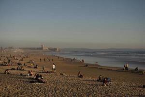 carcavelos, lisboa, portugal, 2020 - gente relajándose en la playa de carcavelos en portugal foto