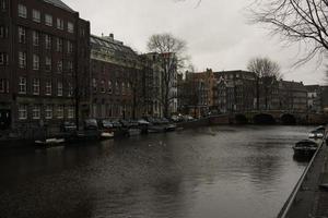 amsterdam, países bajos, 2015 - vista de casas típicas del canal en amsterdam foto