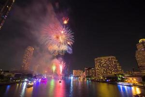 fuegos artificiales en el río chao phraya en la fiesta de celebración de la cuenta regresiva 2016 Bangkok, Tailandia foto