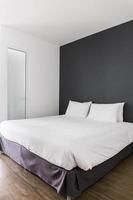 dormitorio moderno en blanco con paredes de tonos marrones y blancos en casa foto