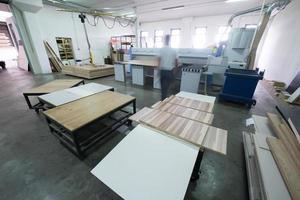 trabajador en una fabrica de muebles de madera foto
