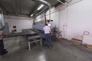 trabajadores en una fabrica de muebles de madera foto