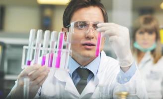 gente de ciencia en laboratorio brillante foto