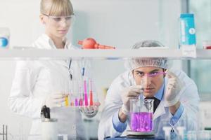 gente de ciencia en laboratorio brillante foto