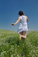 joven mujer feliz en campo verde foto