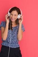 mujer con auriculares aislados en un rojo foto