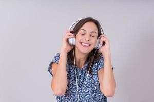 mujer con auriculares aislado en un blanco foto