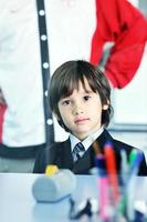 pequeño científico infantil en laboratorio foto