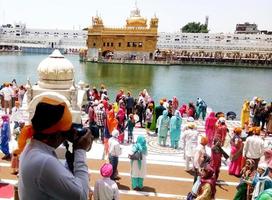 amritsar, punjab, india, 29 de noviembre de 2019, dukh bhanjani beri en sri harmandir sahib, el lugar de peregrinación más importante del sijismo que alberga el templo dorado, holly sarovar y darbar sahib foto