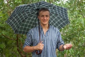 hombre con paraguas bajo la lluvia foto