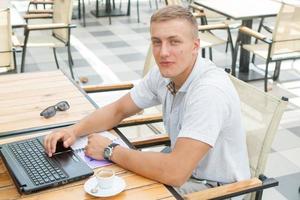 joven sentado en cafe foto