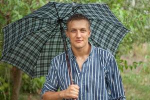 hombre con paraguas bajo la lluvia foto