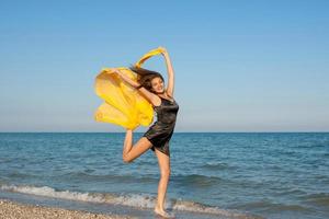 joven alegre en el mar foto