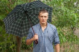 hombre con paraguas bajo la lluvia foto