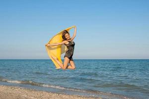 joven alegre en el mar foto