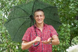 hombre con paraguas bajo la lluvia foto