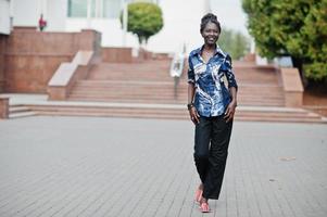 joven mujer negra posada en la ciudad. retrato único de mujeres africanas. foto