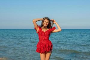 mujer joven felicidad en el mar foto