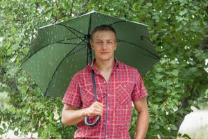 hombre con paraguas bajo la lluvia foto