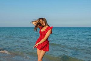 mujer joven felicidad en el mar foto