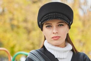 hermosa mujer gentil en el parque de otoño foto