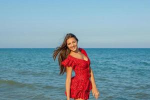 mujer joven felicidad en el mar foto